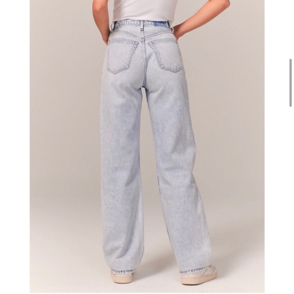 Abercrombie and Fitch High Rise Loose Fit - Picture 2 of 6